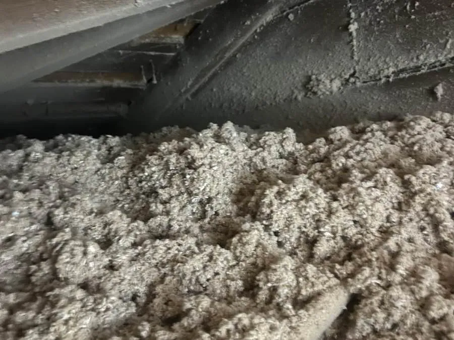 Cellulose insulation material and blowing equipment